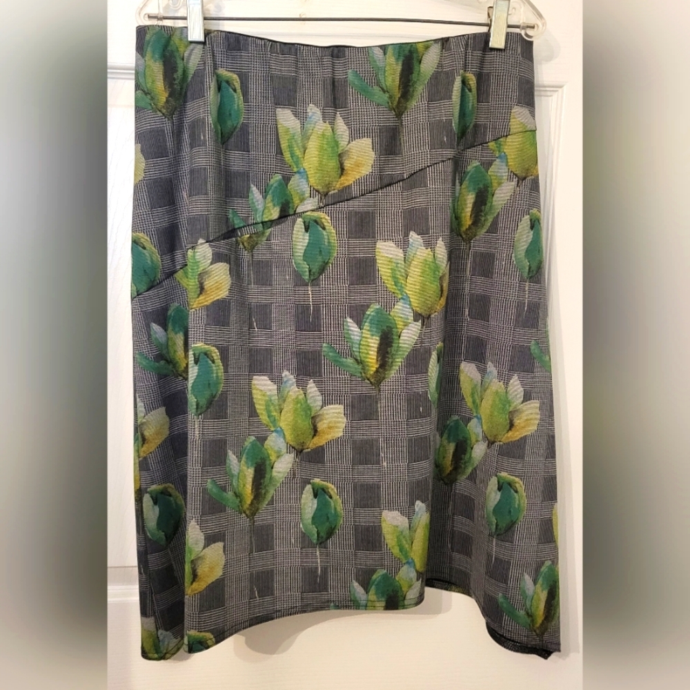 Flowery Lattice Skirt with a Big Pocket